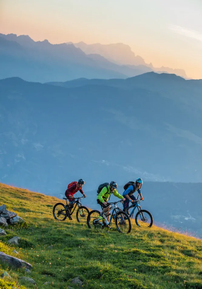 Plus de 27% des français partent en vacances à la montagne à vélo cet été Partir en vacances à la montagne à vélo est de plus en plus populaire parmi les français. Selon un sondage récent, plus de 27% des personnes qui partent en vacances à la montagne à l'été pratiquent le vélo. Que ce soit pour se défier lors d'ascensions de cols ou pour explorer les paysages majestueux de la montagne, l'utilisation du vélo est une activité accessible à tous. Les installations en place répondent aux attentes des cyclotouristes de tous âges et de tous niveaux : pumptrack, ludizones et pistes dédiées au VTT ou au cyclisme de route. Celles-ci permettent de satisfaire les amateurs et les plus aguerris. Que l'on utilise le vélo à proprement parler ou l'assistance électrique, le plaisir est au rendez-vous.