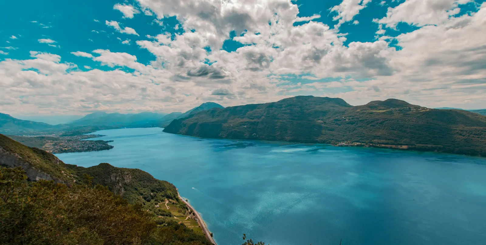 Un lac d’altitude bleu profond au pied des sommets des Alpes savoyardes, en été